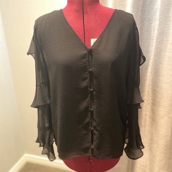 NWT Vince Camuto ruffle sleeve blouse - Picture 2 of 7